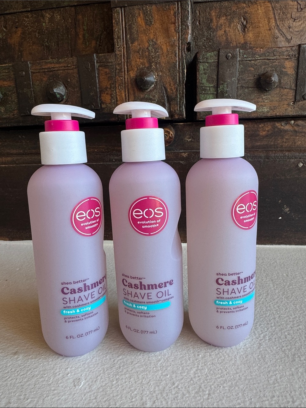 EOS Cashmere Shave Oil Fresh and cozy scent